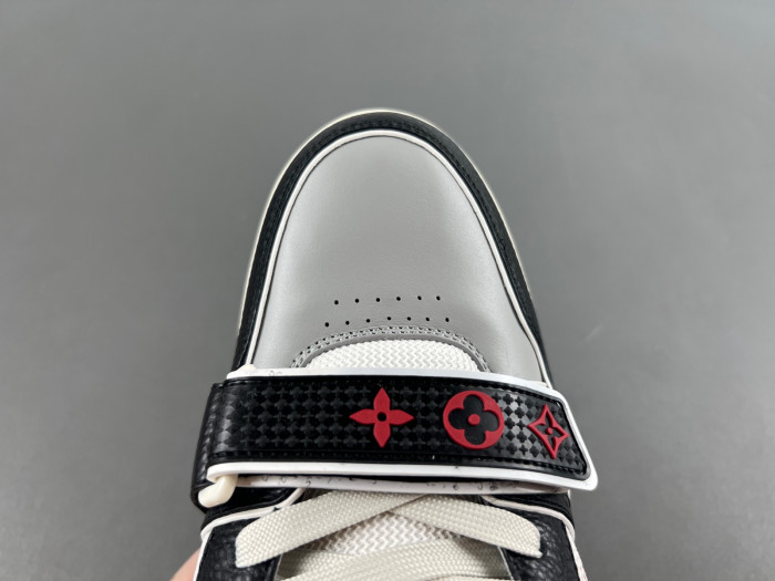 LV TRAINER SNEAKER LV-000555