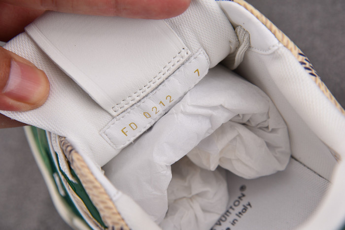 LV SNEAKER LV-000110