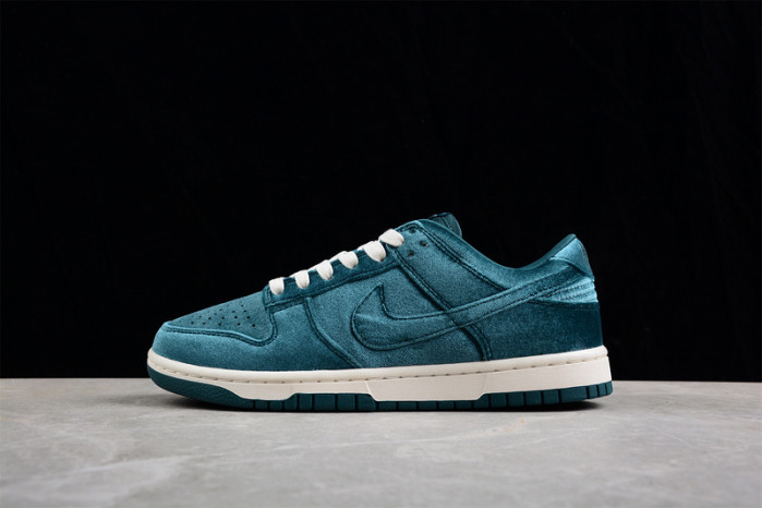 Nike Dunk Low Green Velvet (W) DZ5224-300