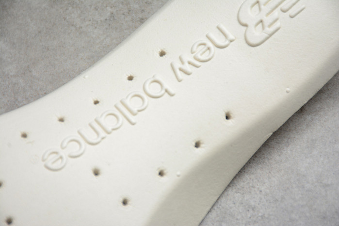 NEW BALANCE SNEAKER 002