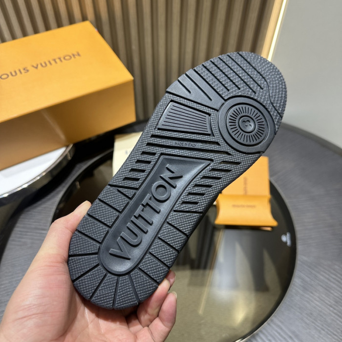 LV TRAINER SNEAKER LV-000607
