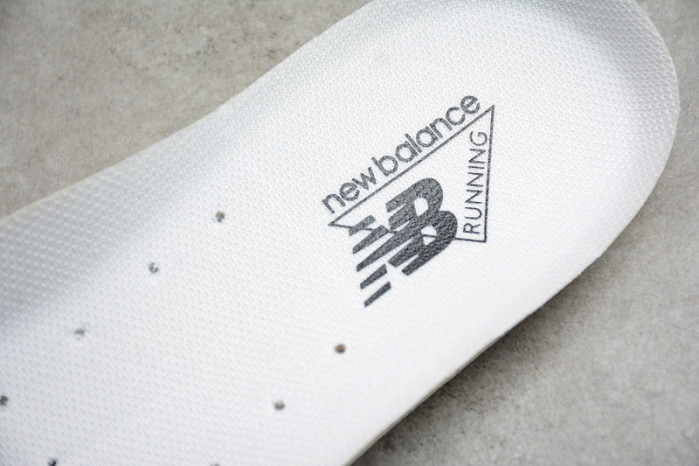 NEW BALANCE SNEAKER 002