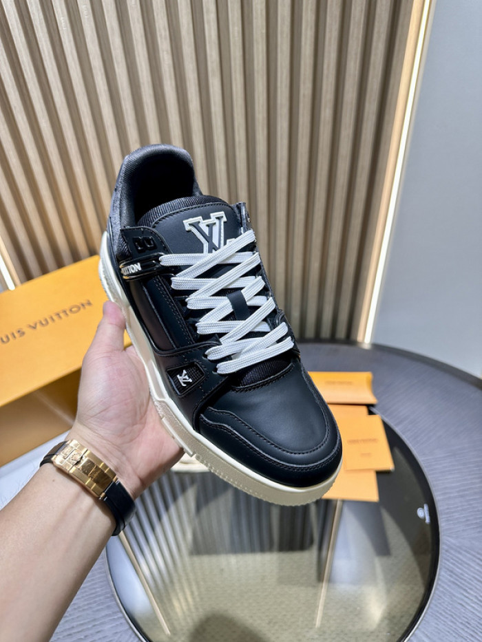 LV TRAINER SNEAKER LV-000564
