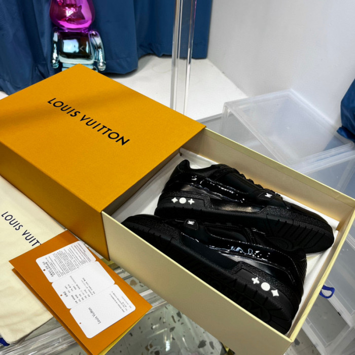 LV SNEAKER LV-000382