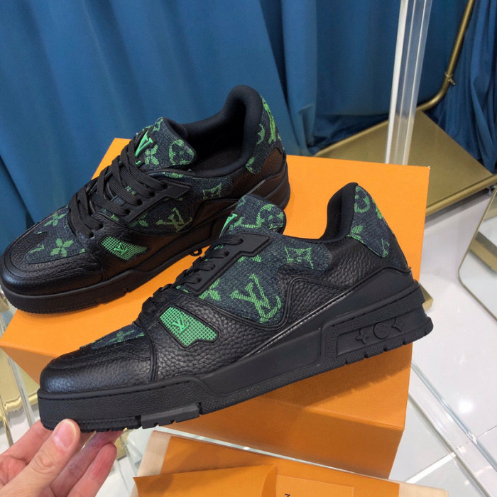 LV SNEAKER LV-000326