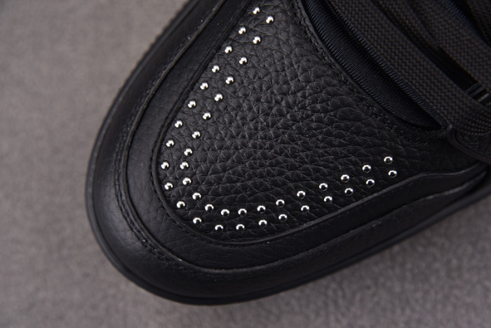 LV TRAINER SNEAKER LV-000568