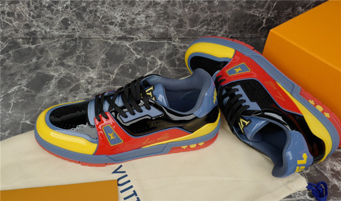 LV SNEAKER LV-000232